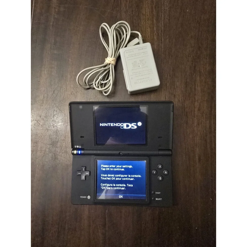 Nintendo DSi TWL-001 Matte Black Handheld Console Charger Included